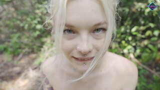 Horny jèn timoun absorb gwo tren nan forè an. Karneli Bandi