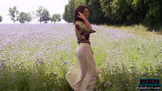 Busty unkarin MILF malli saa alasti ja näyttää uskomattoman kuuma alasti