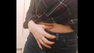 Кыз белән Зур сиськами хисле рәвештә яза Уйный Киской бу Туалете вакытында Сәяхәт