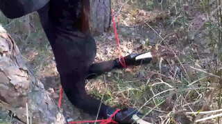 Лаура на каблуках, модель сводная сестра в чорному платті та високих каблуках, зв&#039;язана та закрита в лісі, має сосати великий член