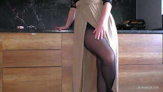 Korak Mama Femdom Handjob in Thighjob v Pantyhose