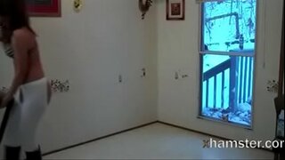 Exhibicionista limpiando desnudo para el barrendero, que bordeó!