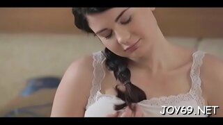 Пажадлівая Люсі Л. павольна распранаецца проста для забавы