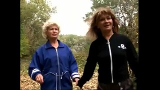 Узбуджаныя спелыя хочуць паэксперыментаваць з кисками адзін аднаго на траве