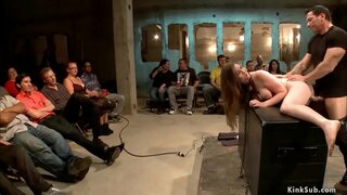 Sıcak büyük memeli esmer köle Kennedy Adams bağlı ve lezdom Prenses Donna Dolore tarafından çırpılmış sonra kedi büyük horoz John Strong tarafından kamu becerdin alır