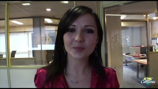 Malgranda bruna proponas sian azenon kun plezuro