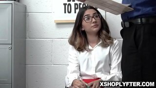 Кэлі трахнули на стале ў офісе