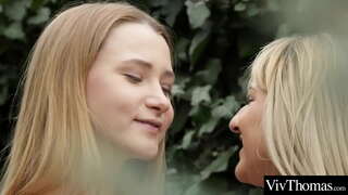 Секси девојке-тинејџери лижу једни другима мокро маца