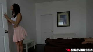 Abella စိုးရိမ်ရေမှတ်ခံစားစေလိုသည်သူမ stepbrothers ကြက်အတွင်းသူမ၏စိုစွတ်သောတွက်