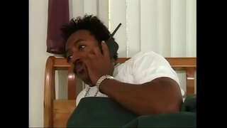 Sexy černá žena s červenými vlasy a velká prsa dává BJ pak dostane její kundu plněné černý péro v interiéru